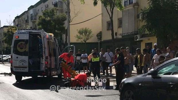 Un ciclista de 65 años es atropellado por un turismo en Sevilla