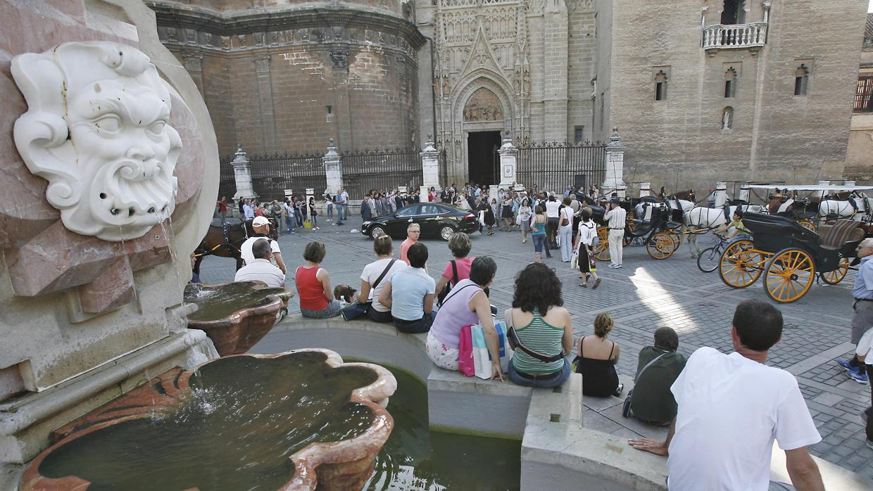 Turistas en la plaza Virgen de los Reyes