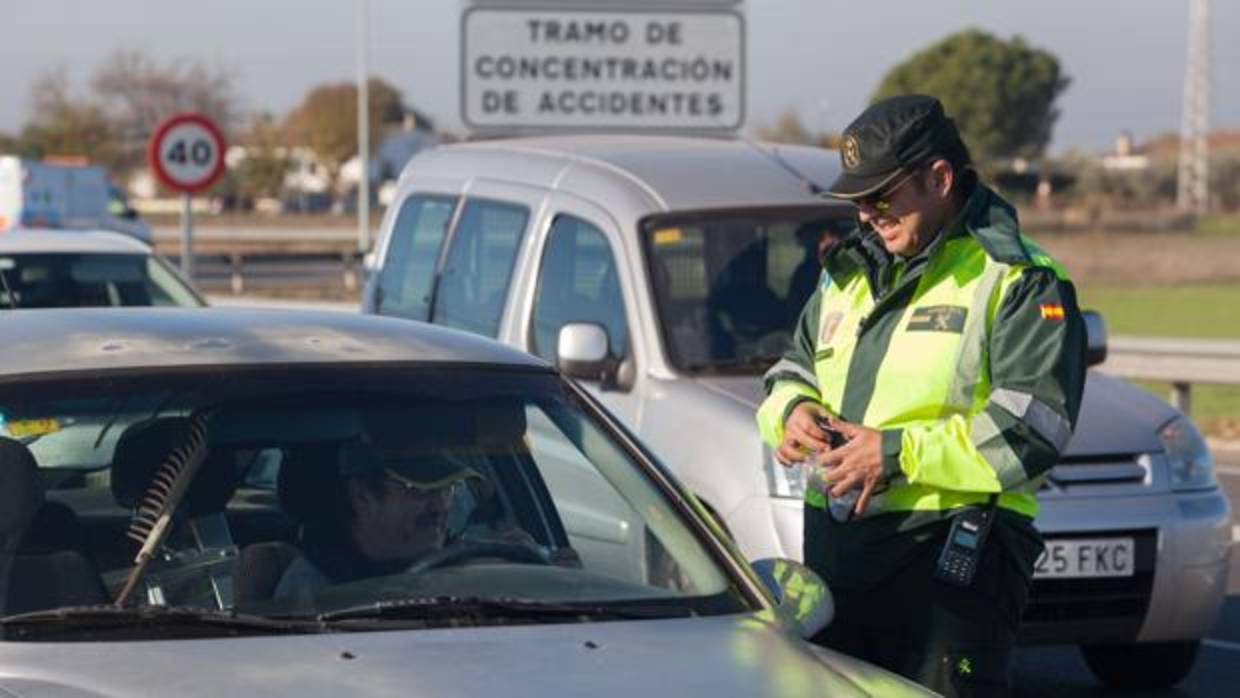 Un agente de la Guardia Civil, en un control de alcoholemia