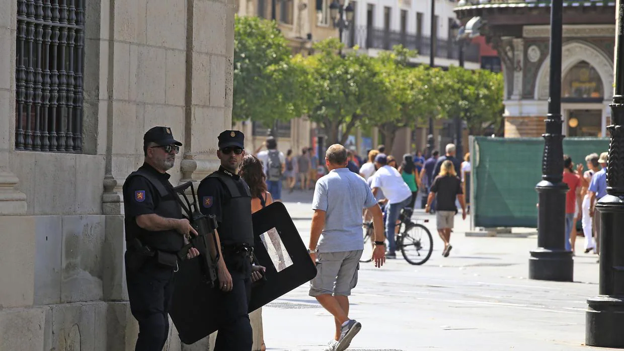 Agentes de Policía ayer en Sevilla