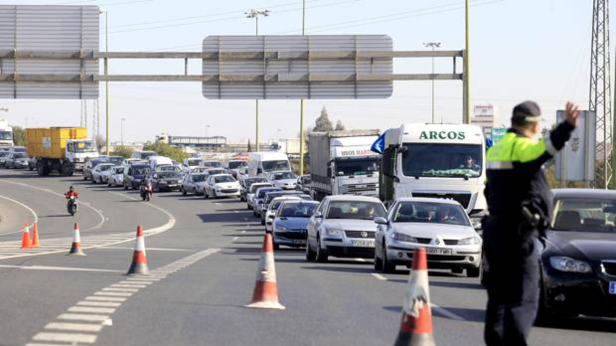 Atascos de vehículos en la autovía A-49 a la altura de Camas