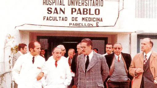 Visita del gobernador civil en 1971 al Hospital de San Pablo, cedido, provisionalmente, por el gobierno de los Estados Unidos