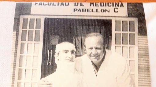 Antonio Fernández con Juanito. El joven quedó inválido tras un accidente y en las afueras del Macarena se le concedió un puesto de chucherías