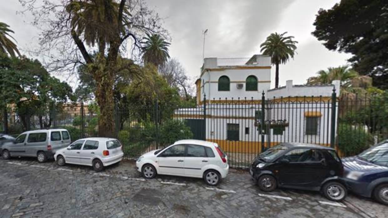 La vivienda está enclavada en plenos Jardines de Murillo, entre el paseo de Catalina de Ribera y la plaza de los Refinadores
