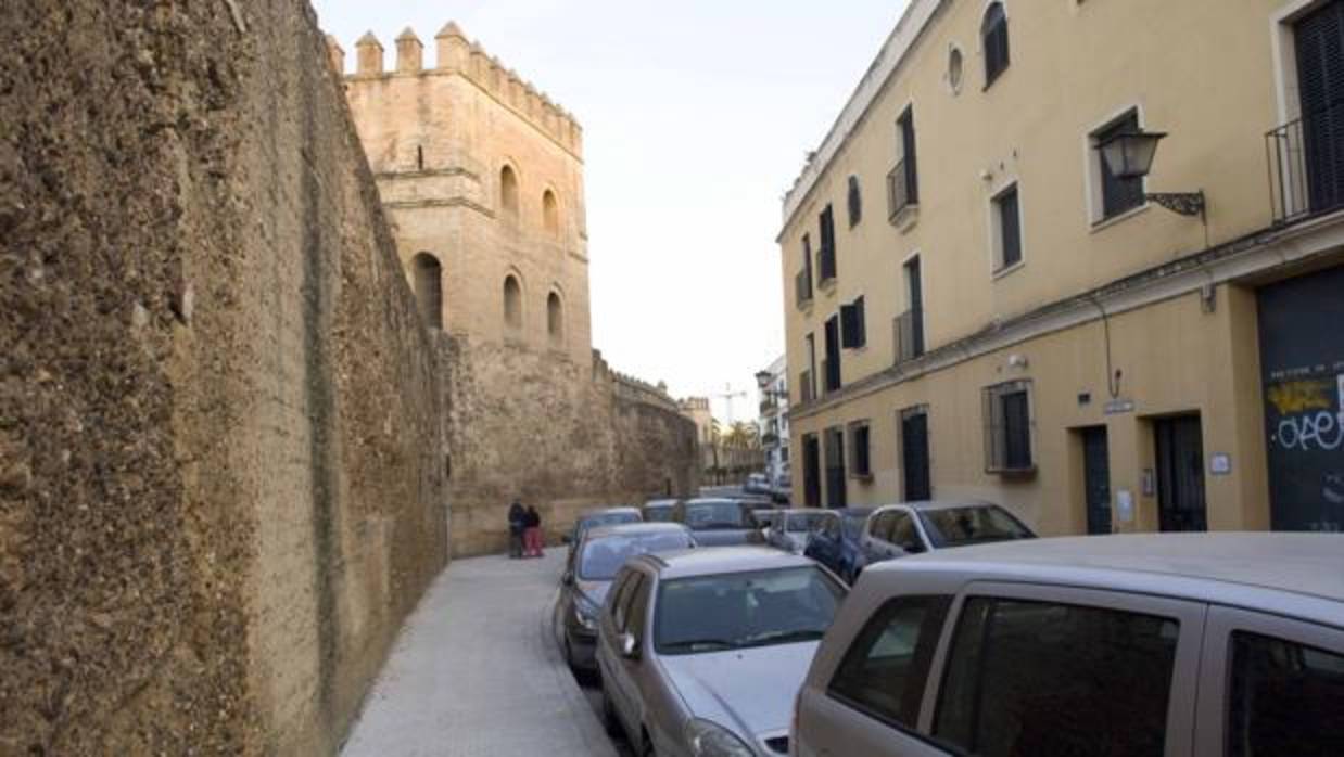 La almena ha caído intramuros, en la calle Macarena