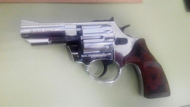 La Policía Nacional interviene un arma de fogueo en el acceso al AVE en Sevilla