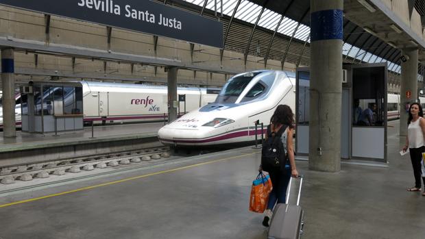 Retrasos en una veintena de trenes AVE por una avería en el corredor Sur