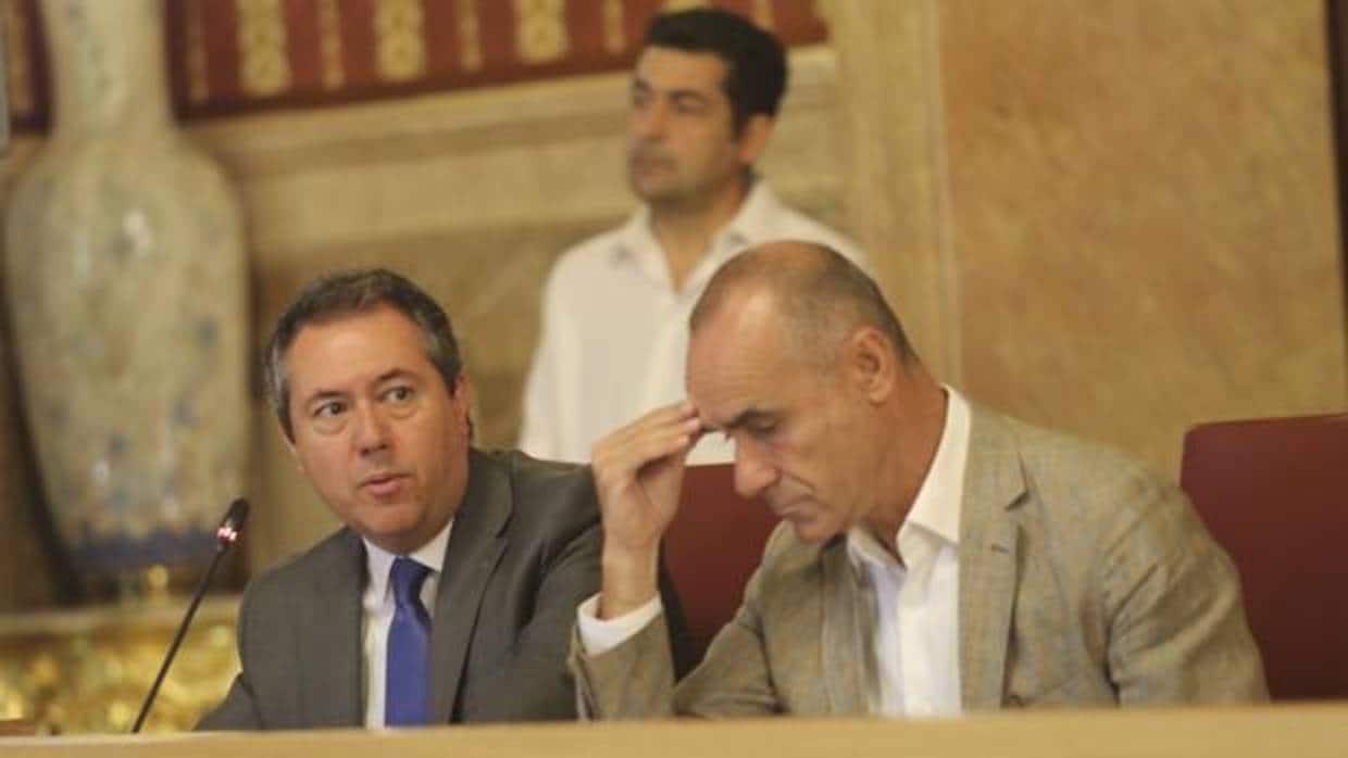 El alcalde de Sevilla, Juan Espadas, y el portavoz socialista, Antonio Muñoz durante el último pleno