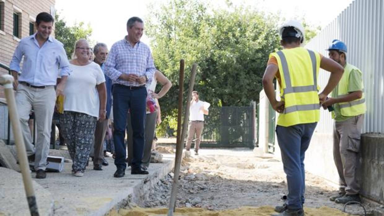 El alcalde, Juan Espadas, visita las obras de Palmete