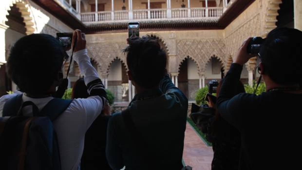 Turistas asiáticos, en una visita al Alcázar de Sevilla