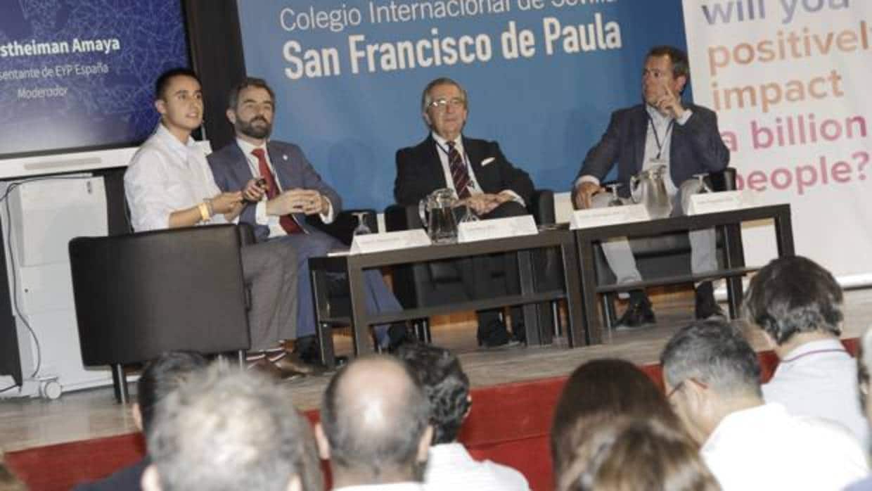 Juan Estheiman, Luis Rey, José Isaías Rodríguez y Juan Espadas, ayer, en la mesa redonda