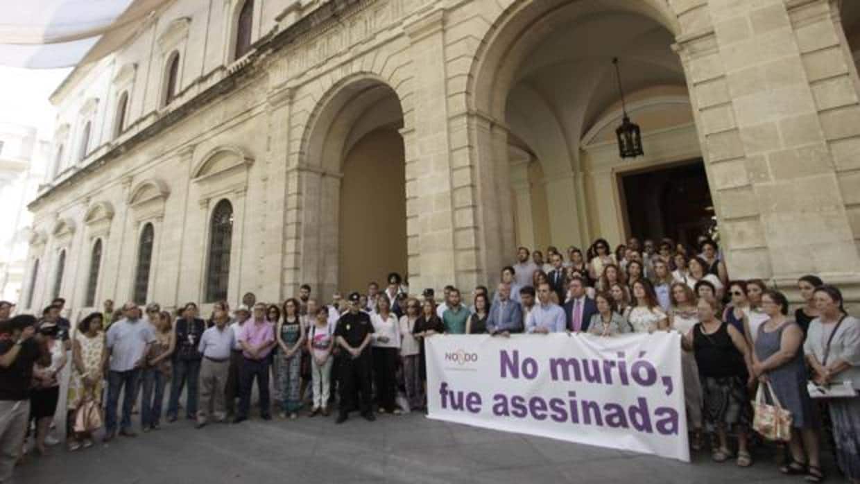 Manifestación contra los asesinatos machistas en el Ayuntamiento de Sevilla