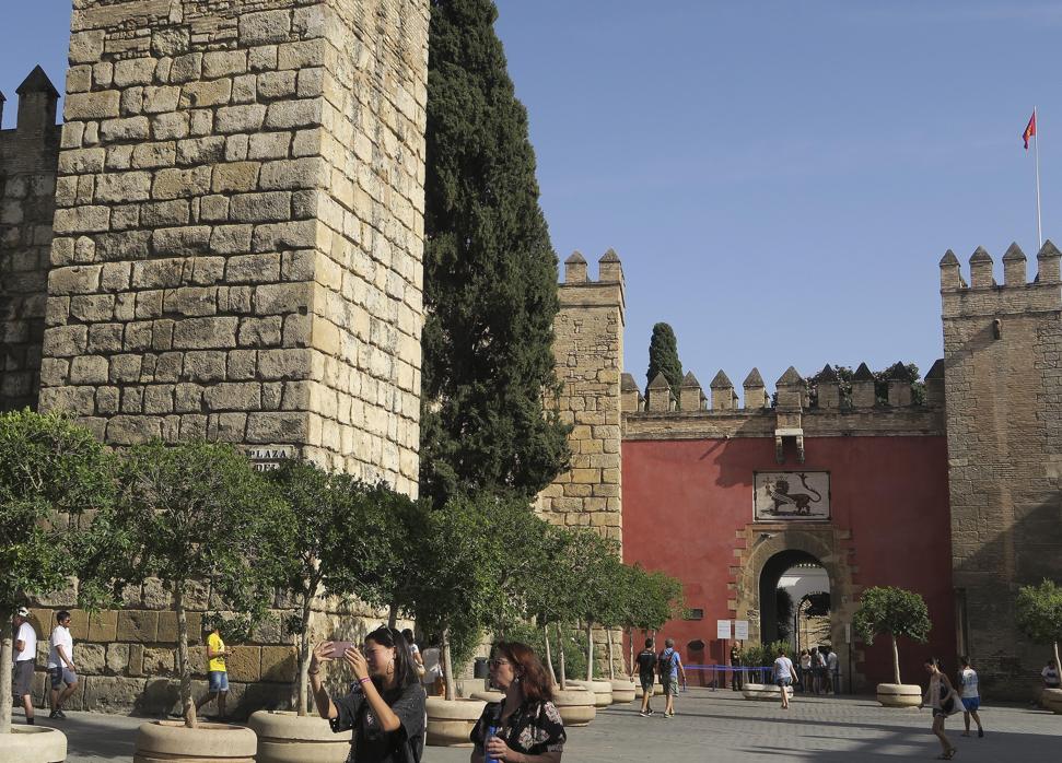 Turistas en la Puerta del León del Real Alcazár de Sevilla