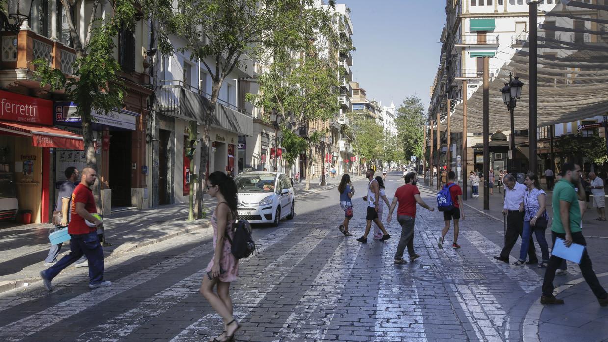 La calle Laraña es muy transitada por peatones y, sin embargo, soporta un gran flujo de tráfico