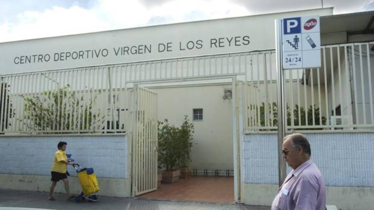 Exterior del centro deportivo Virgen de los Reyes en una foto de archivo