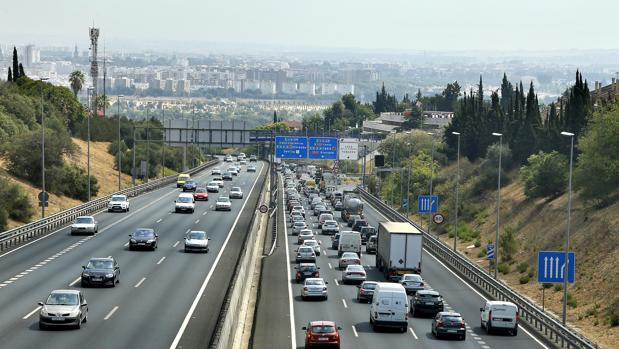 La autovía entre Sevilla y Huelva reserva un carril dos días a autobuses y coches con copiloto