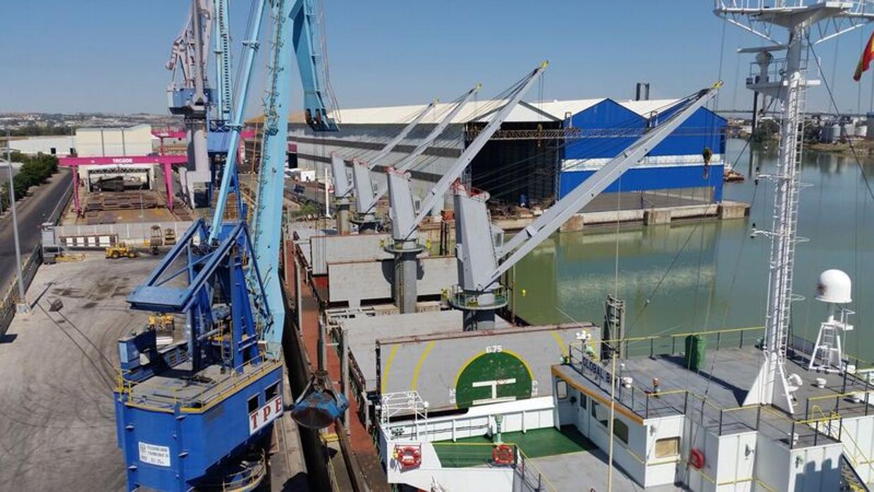 Imagen aérea del barco atracado en el muelle de la esclusa