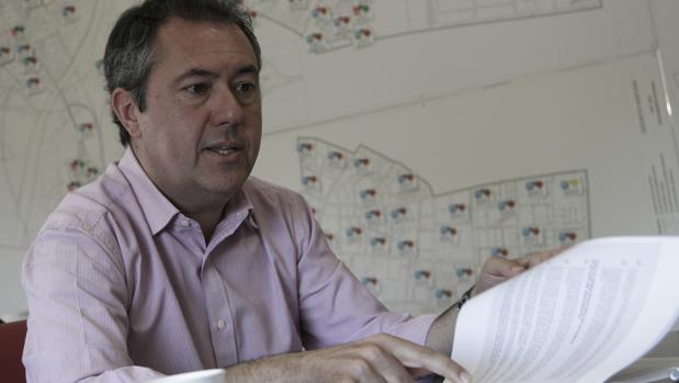 Espadas baja el IBI pero sube el sello del coche y pone tasas a los pisos turísticos