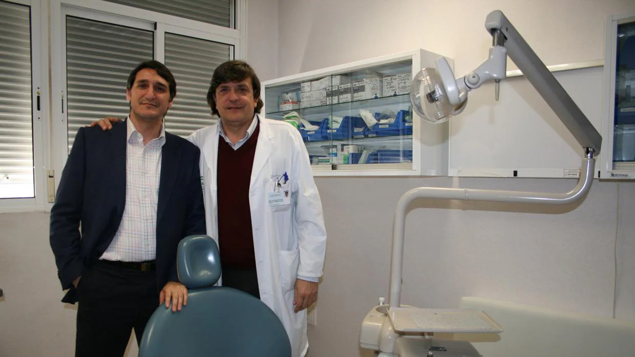 El profesor Daniel Torres Lagares (izquierda) y el doctor José Luis Gutiérrez Pérez