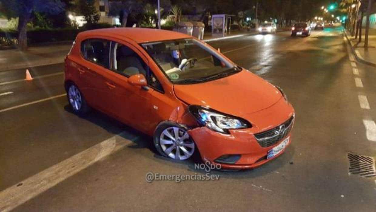 El coche que se empotró con una farola en Sevilla