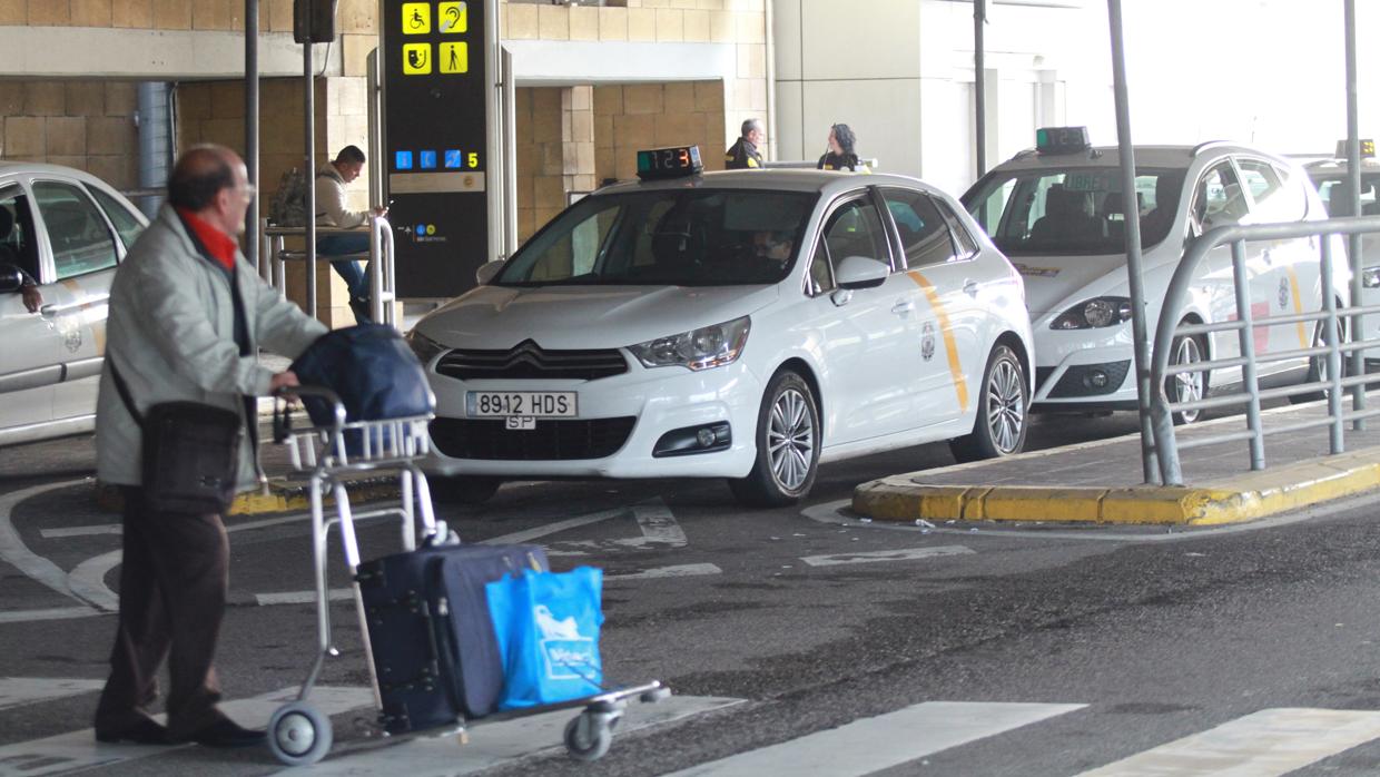 Taxis en la terminal de salidas del aeropuerto sevillano