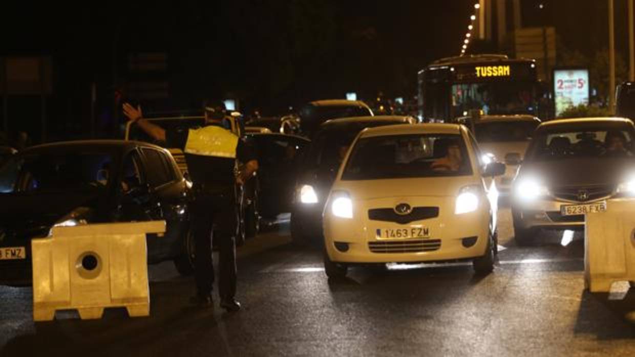 Un policiía local controla el tráfico este viernes durante la Nocturna de Sevilla