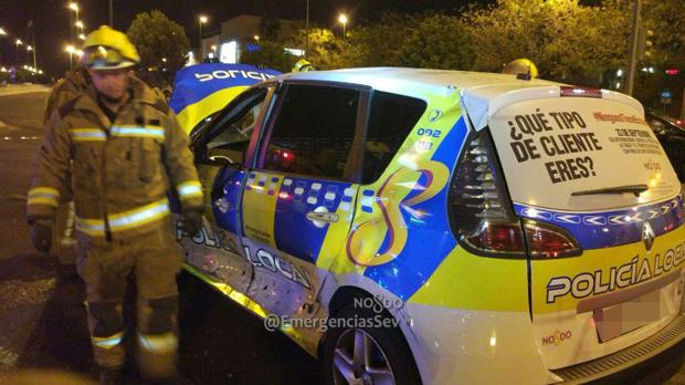 Vídeo: Un conductor ebrio, sin seguro ni ITV, arrolla a un coche de la Policía Local en Sevilla