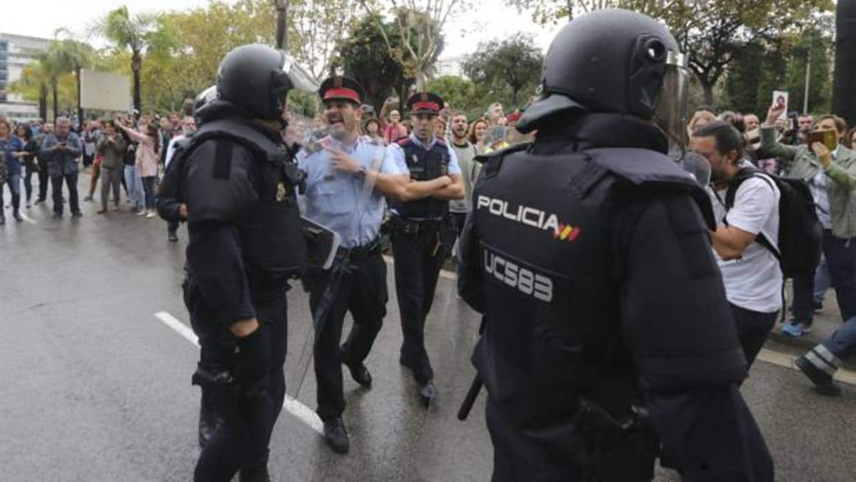 Agentes de la Policía Nacional, este domingo durante la votación del referéndum en Cataluña