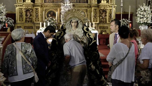 El besamanos de la Virgen de la Salud de San Gonzalo en el Sagrario