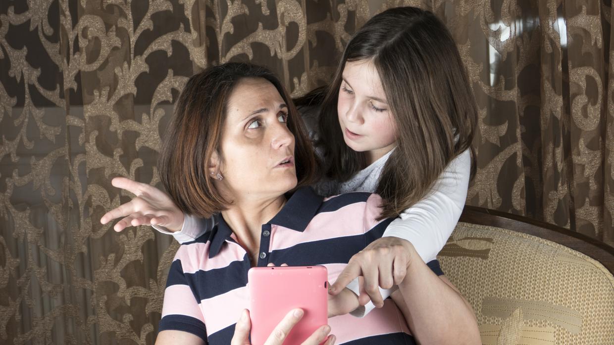 Una madre y una hija con el teléfono móvil