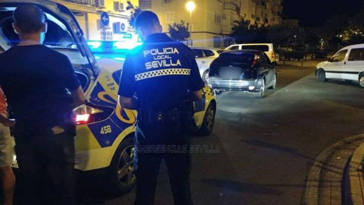 Agentes de la Policía Local de Sevilla, en el domicilio del detenido