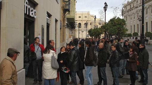 Colas en la Fnac de Sevilla para comprar en 2011 entradas para el concierto de Bruce Springsteen