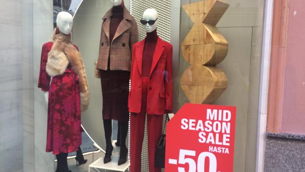 El calor adelanta las rebajas de invierno en Sevilla: ¿Pero quién se compra un chaquetón con este tiempo?