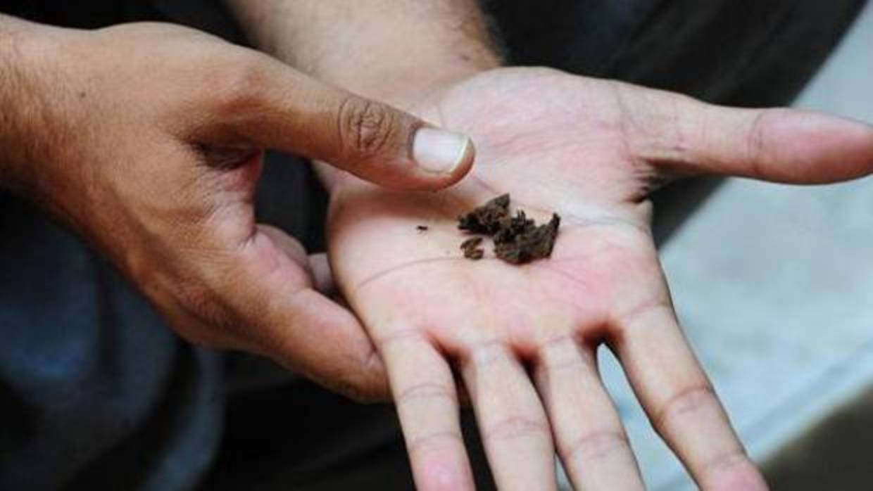 Un hombre con hachís en la mano