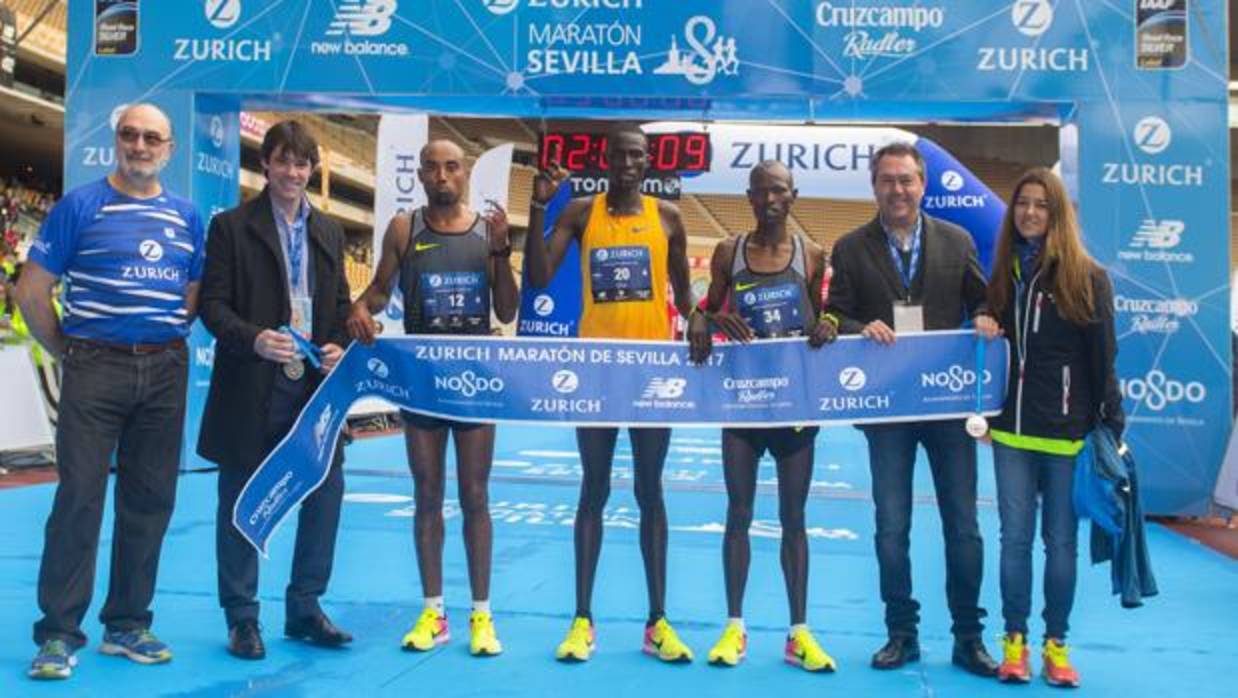 Foto oficial de ganadores y autoridades del Zúrich Maratón Ciudad de Sevilla 2017