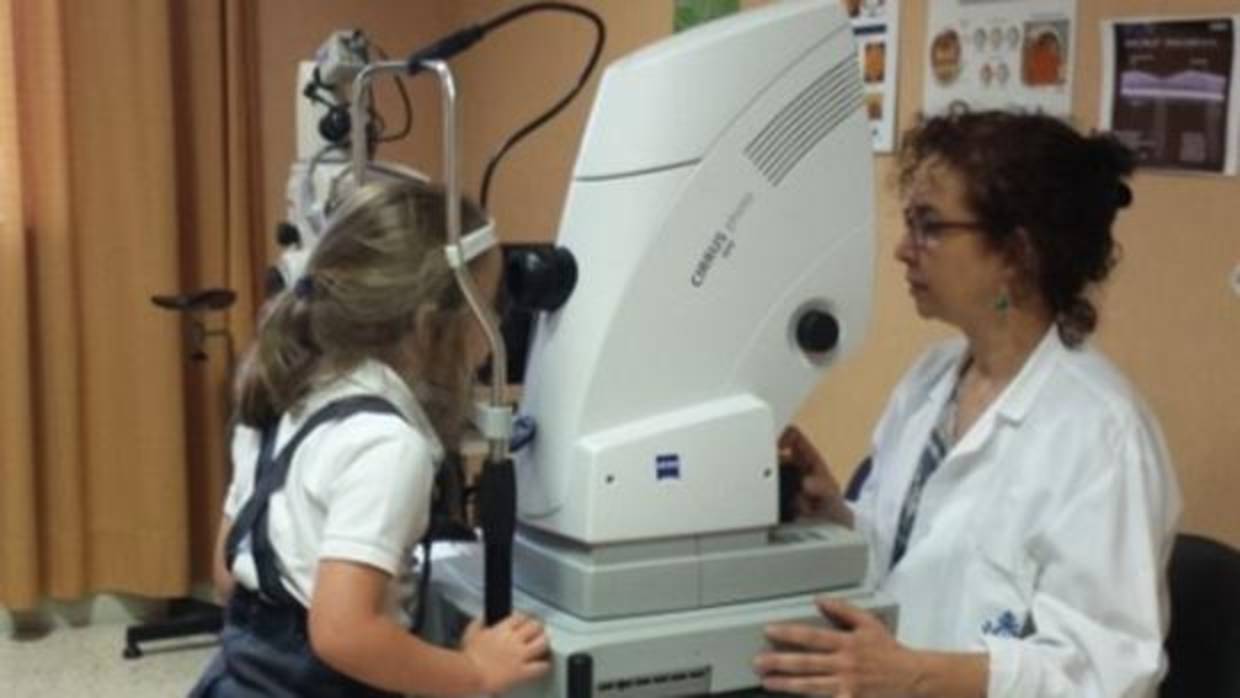 La oftalmóloga pediátrica, Araceli Trueba, atiende a una niña en su consulta del Hospital San Juan de Dios