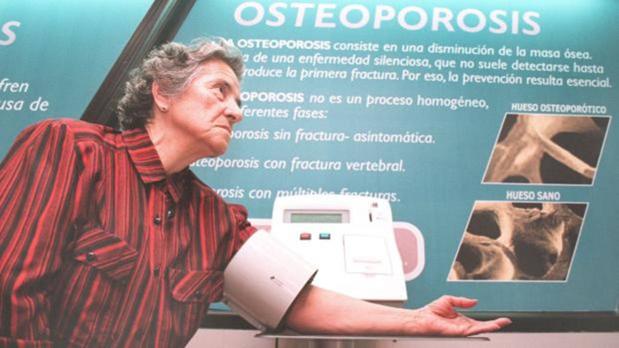 Una mujer se hace una prueba para la detección de la osteoporosis
