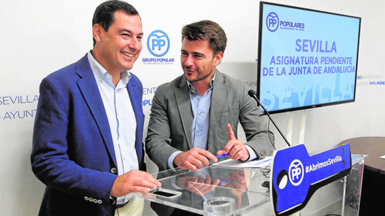 Juanma Moreno y Beltrán Pérez en el Ayuntamiento de Sevilla