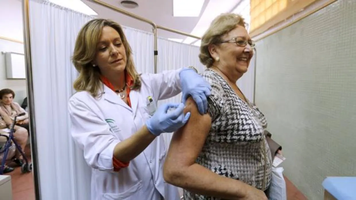 Una mujer se vacuna contra la gripe en la pasada campaña en un centro de salud