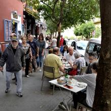 Turistas y veladores ocupan las aceras de Mateos Gago