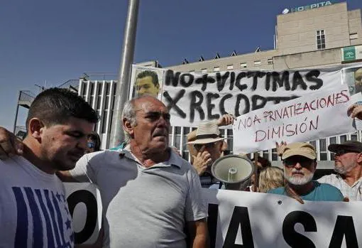 El padre y el marido de Rocío Cortés en una manifestación por los recortes sanitarios