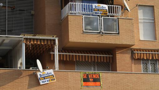 Varios carteles de venta de vivienda en Sevilla Este