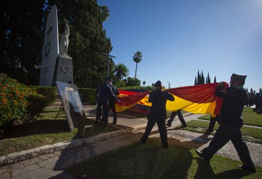 Los veteranos portan la bandera para su izado