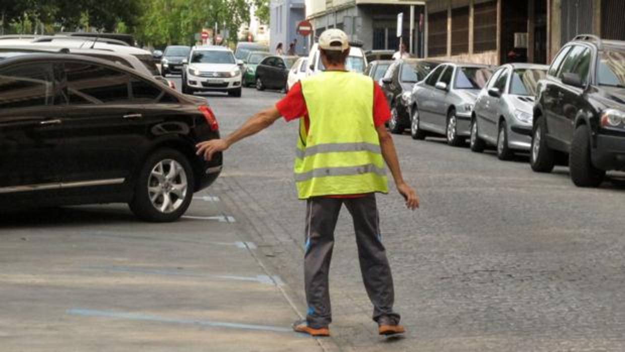 Hacer de gorrilla está prohibido en Sevilla