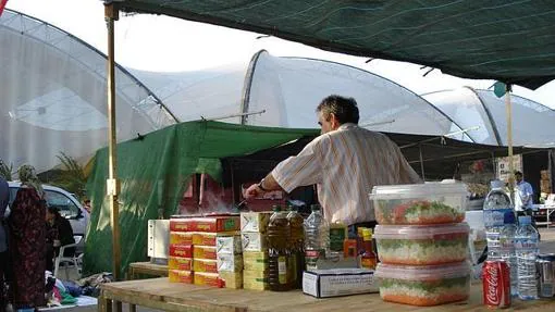 Un vendedor de comida preparada en el mercadillo del Charco de la Pava