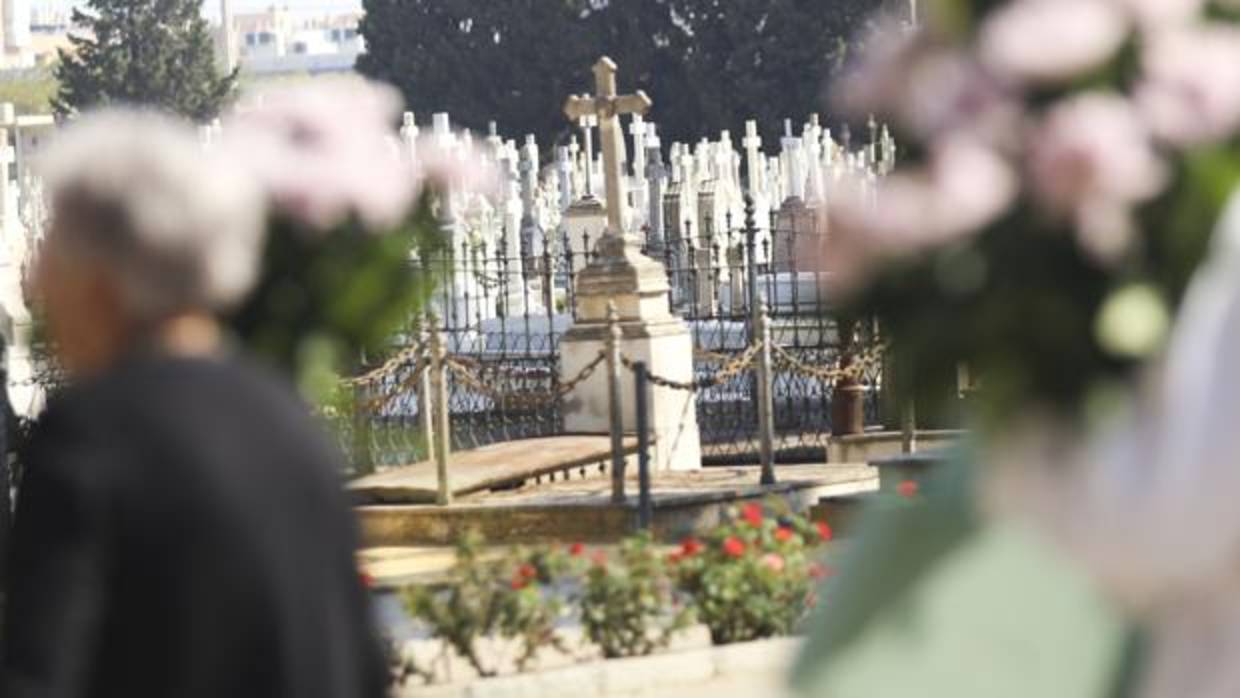 El número de incineraciones duplica al de entierros en el cementerio de Sevilla