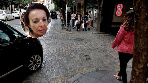 Una mujer denuncia una caída tras resbalarse con los adoquines de la calle San Pablo