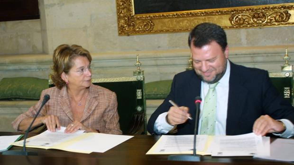 Carmen Hermosín y Monteseirín firmaron, en 2003, el protocolo para promover el proyecto de la Ciudad de la Justicia