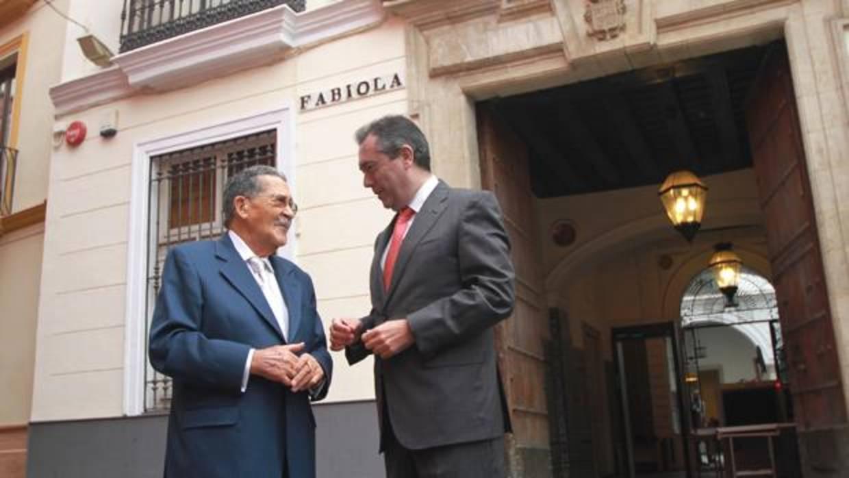 Juan Espadas y Mariano Bellver, en su visita a la Casa Fabiola hace un año