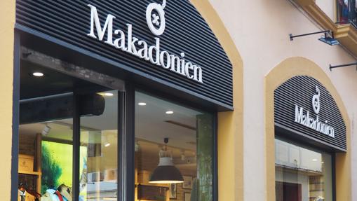 La firma de moda masculina Makadonien ha abierto hace un mes una tienda de 250 metros cuadrados en el antiguo local de Pronovias en la Plaza del Pan